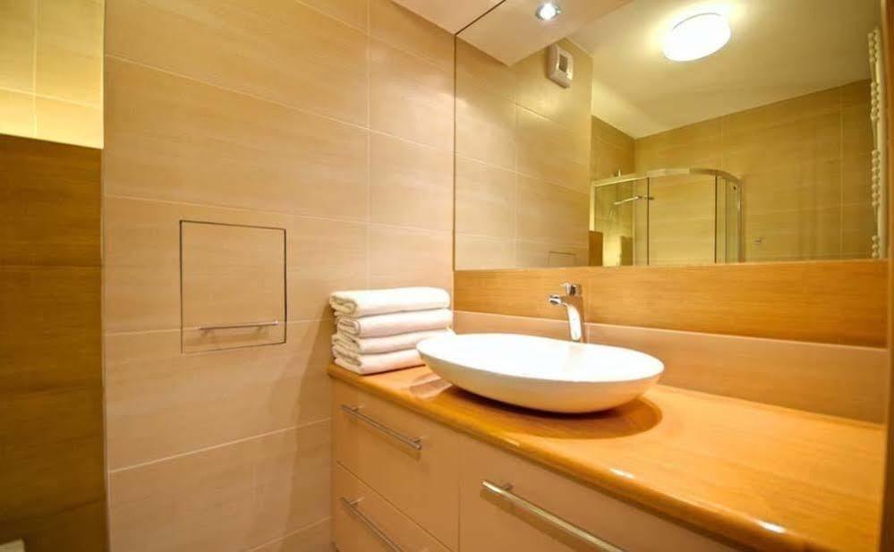 Na Grobli 16A Apartment Wroclaw Bagian luar foto